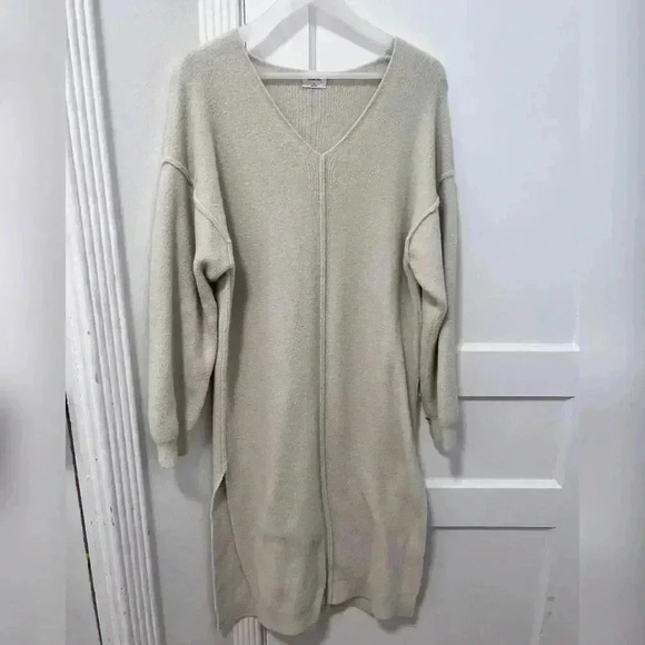 Aritzia Wilfred Free
Hush Knit V-Neck Dress LIKE NEW - Picture 8 of 9